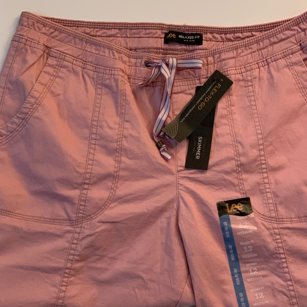 NWT Lee Women’s Mid Rise Relaxed Fit Skimmer Capris Pink Size 12